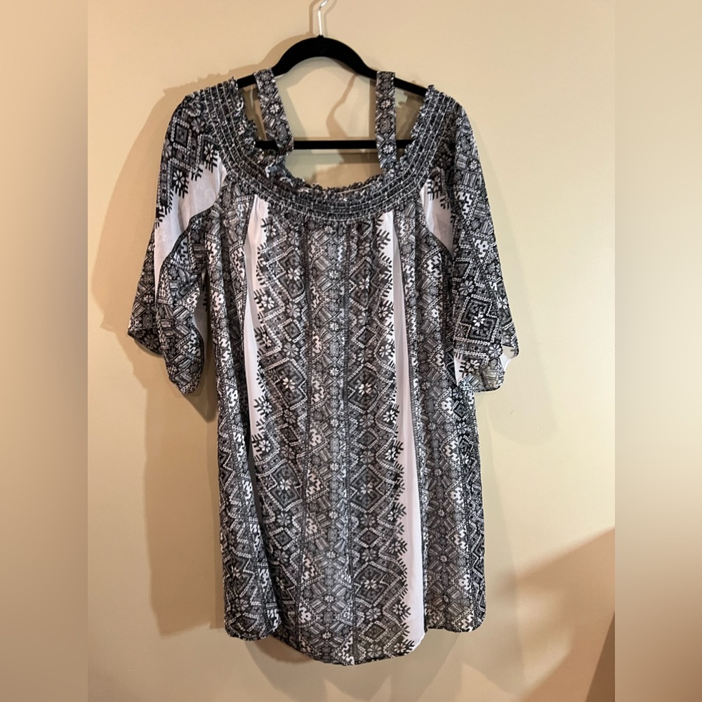 White House Black market off the shoulder dress. Black and white size 12